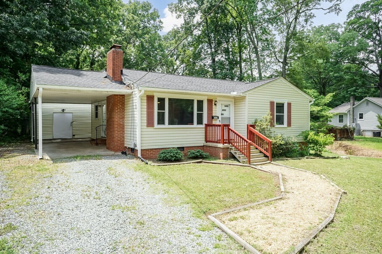 Primary Photo - Charming 2-Bedroom Home with Screened Porc...