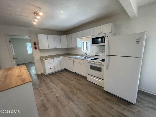 Building Photo - 6214 Pinetree Ave