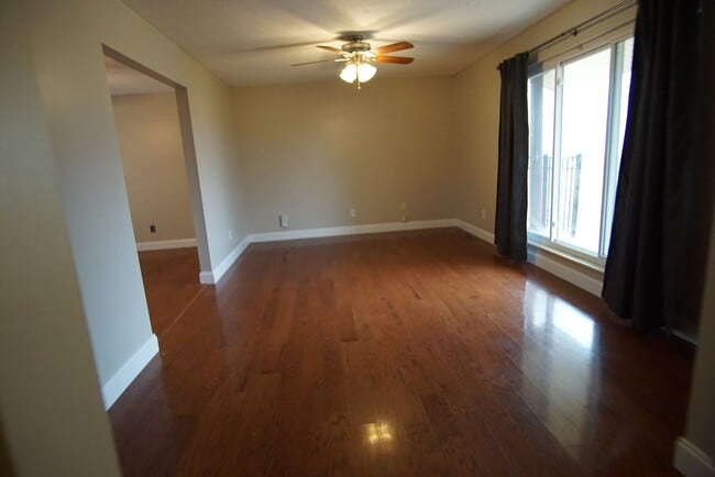Building Photo - Private, cul-de-sac lot