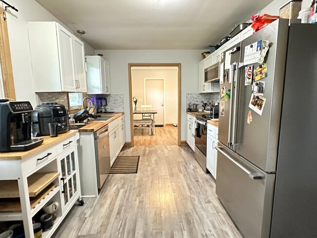 Building Photo - Golden Valley Single Family Home, 2 Car Ga...