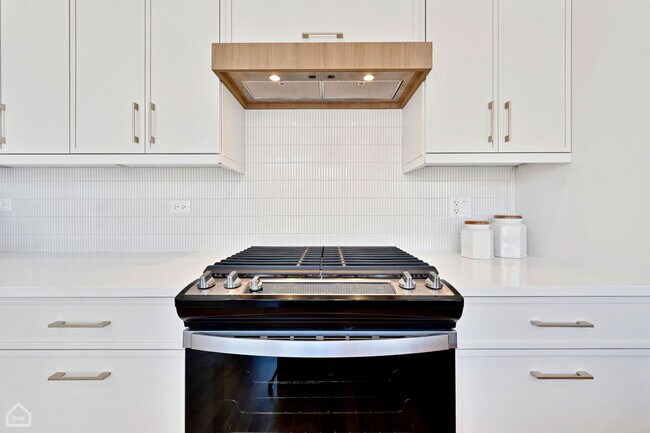 Building Photo - 2127 W Madison St