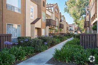Foto principal - 2400 E Lincoln Ave