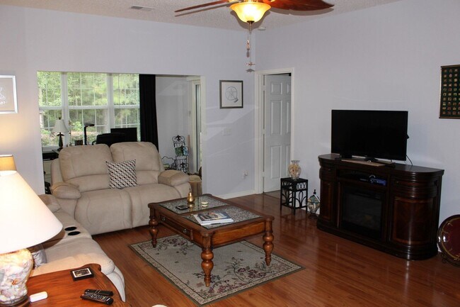 Foto del edificio - 149 Lazy Daisy Dr