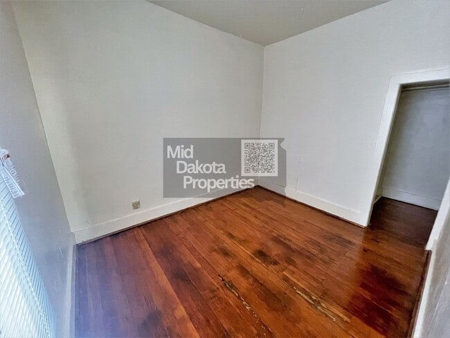 Foto del edificio - 1020 E 1st- 2 bedroom house with garage