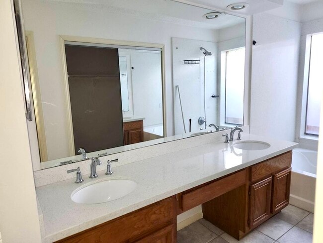 Building Photo - 2118 Hickory Lawn Dr