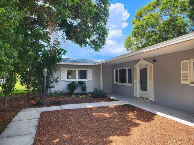 Building Photo - 2045 Valencia Way
