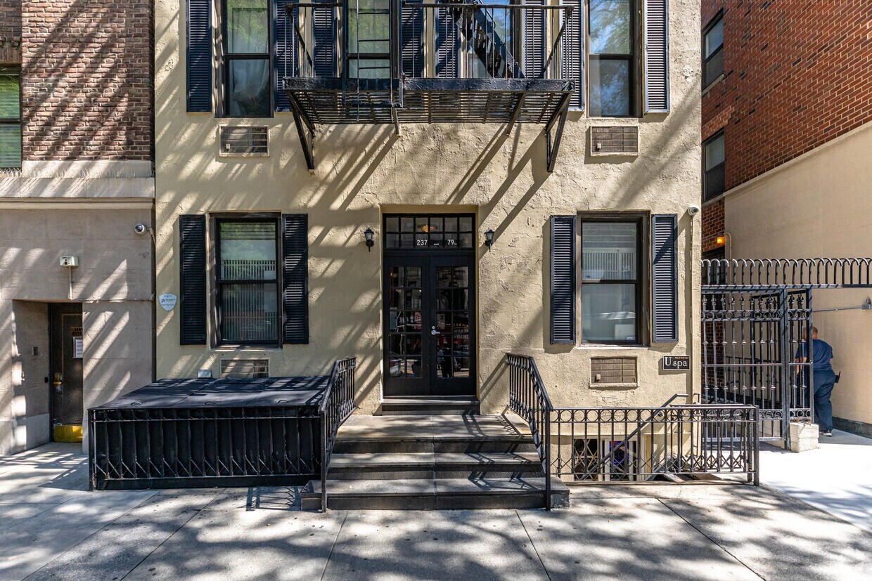 Entrance - 237 E 79th St