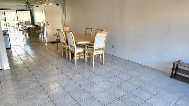 Foto del edificio - 8338 Regents Rd