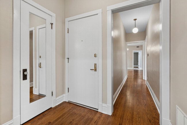 Foto del edificio - 4932 N Ridgeway Ave