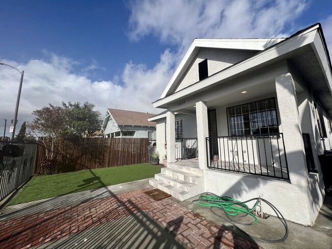 Building Photo - 1435 E 48th Pl