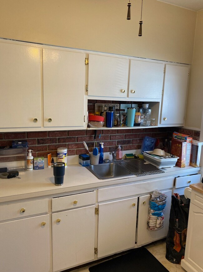 Cocina limpia con muchos armarios... - 2100 Chesterland Ave