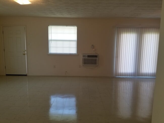 Building Photo - 109 Upsilon St