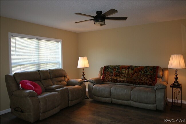 Foto del edificio - 4999 N Tee Pee Dr