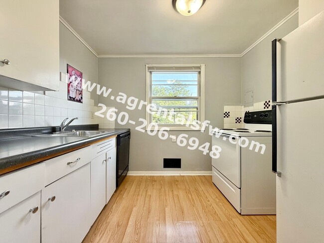 Building Photo - 325 Dalgren Ave