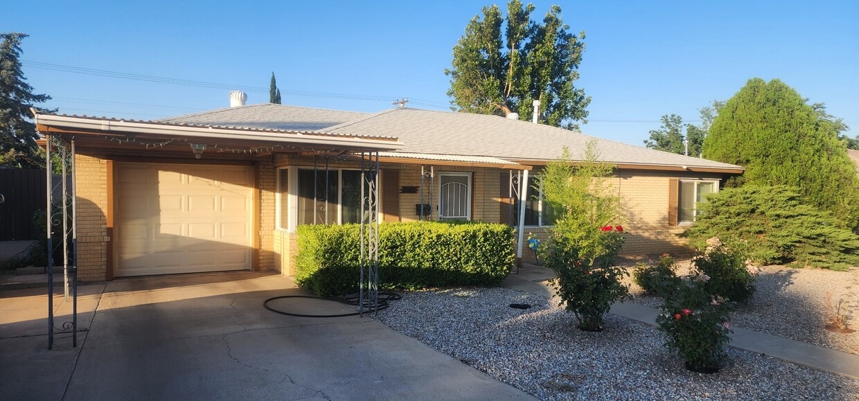 8302 Morrow Ave NE, Albuquerque, NM 87110 House Rental in Albuquerque