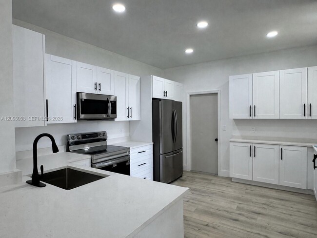 Building Photo - 2050 Madeira Dr