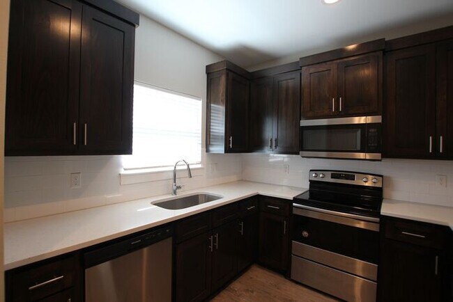 Foto del edificio - Coming Soon! 2 Bedroom 2.5 Bath Townhome a...
