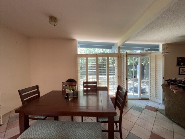 Building Photo - Great 2 bedroom 2 bath with a private backyard