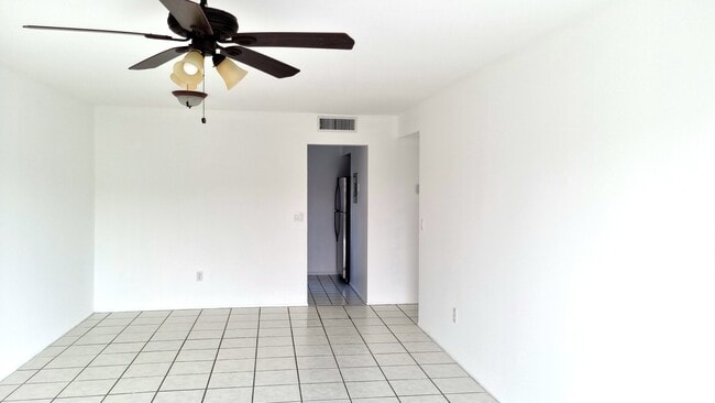 sala de estar - 7787 SW 86th St