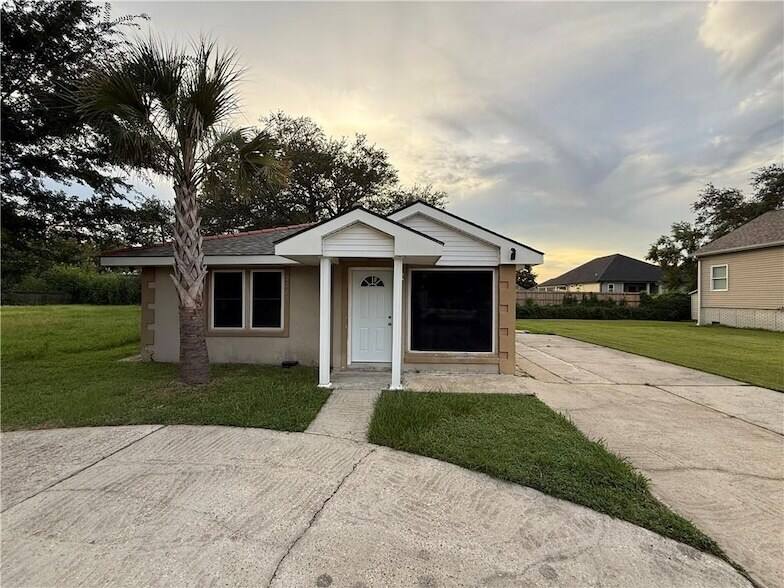 Foto principal - 2220 Aycock St