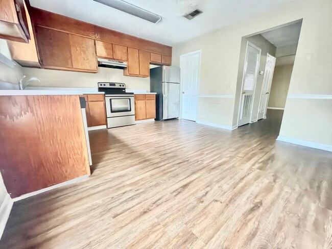 Building Photo - Lakewood Commons B205