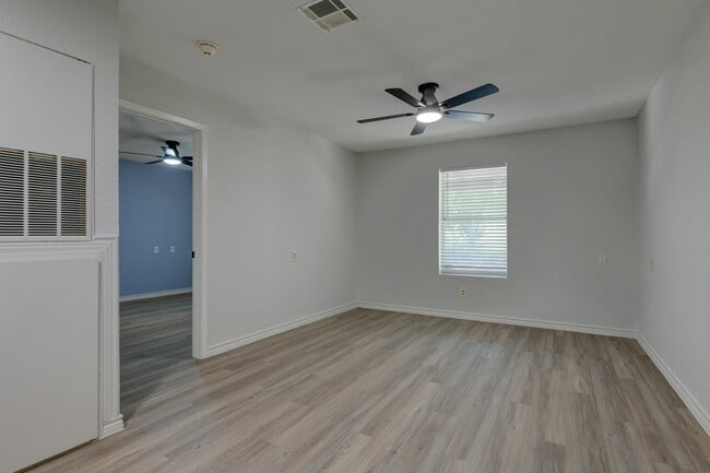 Building Photo - Silver Oaks Villas
