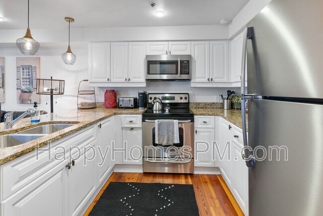 Building Photo - 377 King St