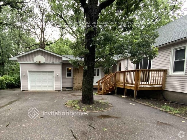 Building Photo - 8501 Goodhue St NE