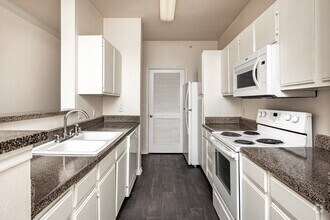 2BR, 2BA - 1,030SF - Kensington Park