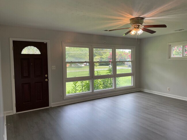 Foto del edificio - 3 BED, 2 BATH HOME LOCATED IN GREENSBORO