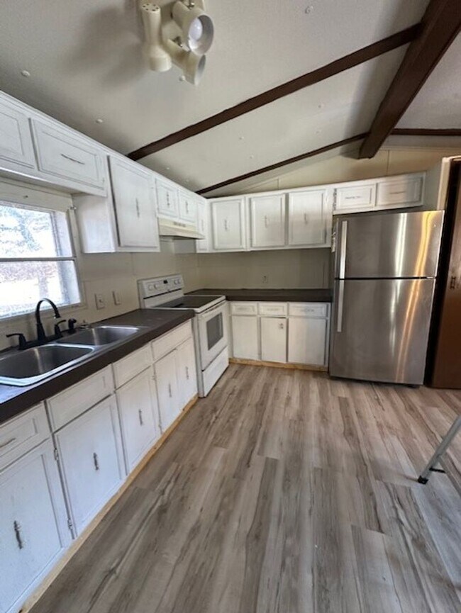 Building Photo - 3 Bedrooms, 1 Bathroom Trailer Home in Mot...