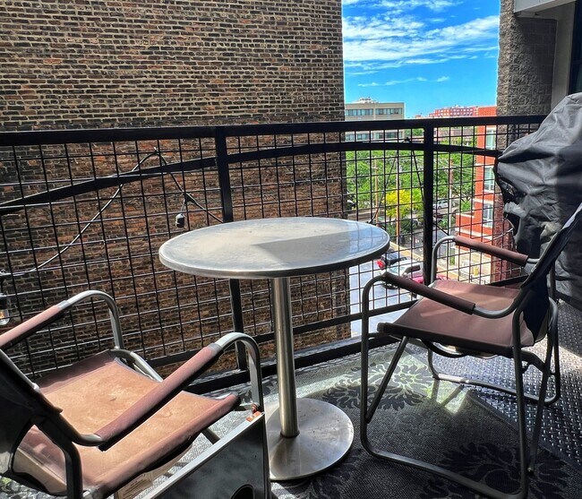 Foto del edificio - 1224 W Van Buren St