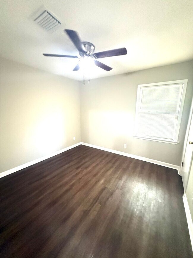 Foto del edificio - ** 4 bed 2 bath located in Woodmere Park *...