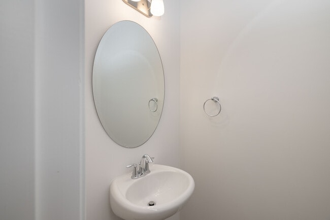 Building Photo - 3 br townhome Walking Distance to Downtown...