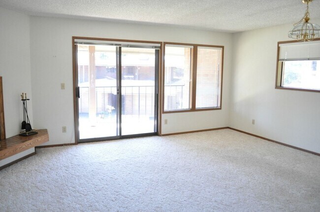 Building Photo - 1 Bed 2 Bath View Point Community TOP Floo...