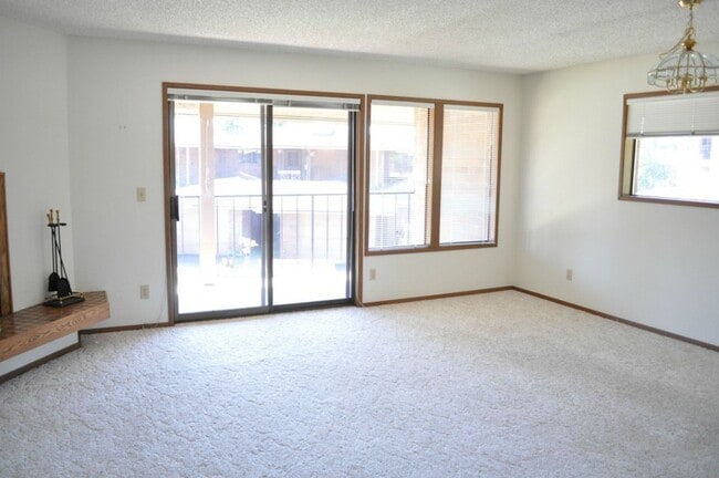 Building Photo - 1 Bed 2 Bath View Point Community TOP Floor Condo