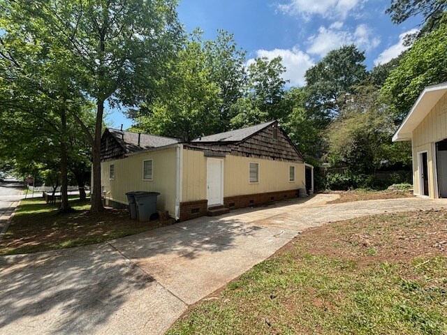 Building Photo - 301 Maple St