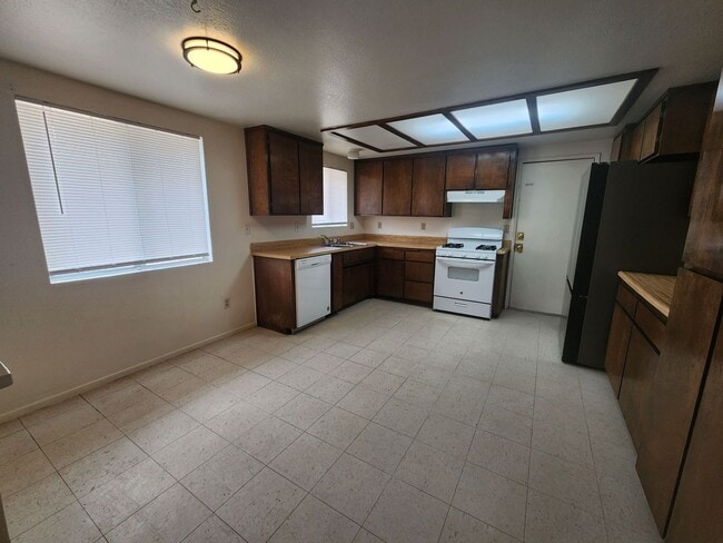 Foto del edificio - Corner Lot 2 Bedroom w/ 2 Car Garage