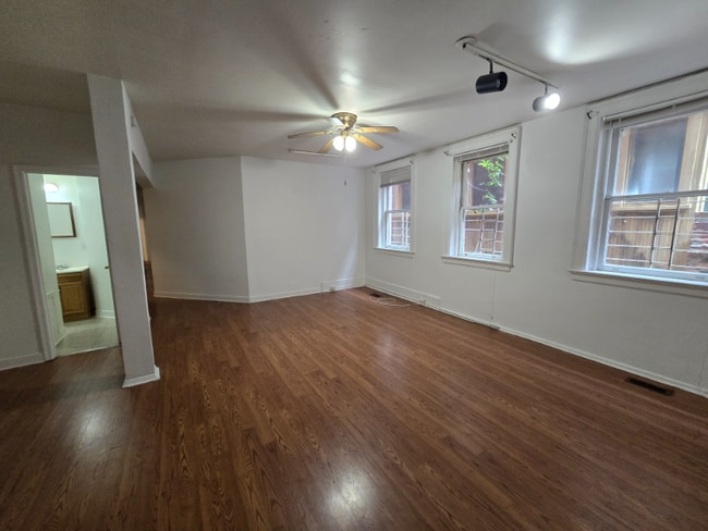 Foto del edificio - 1103 W Franklin St