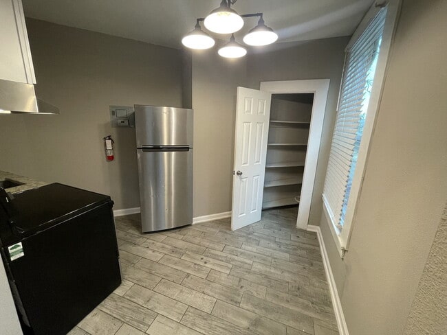 Foto del edificio - 204 E Dewey Pl