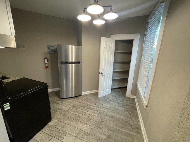 Building Photo - 204 E Dewey Pl