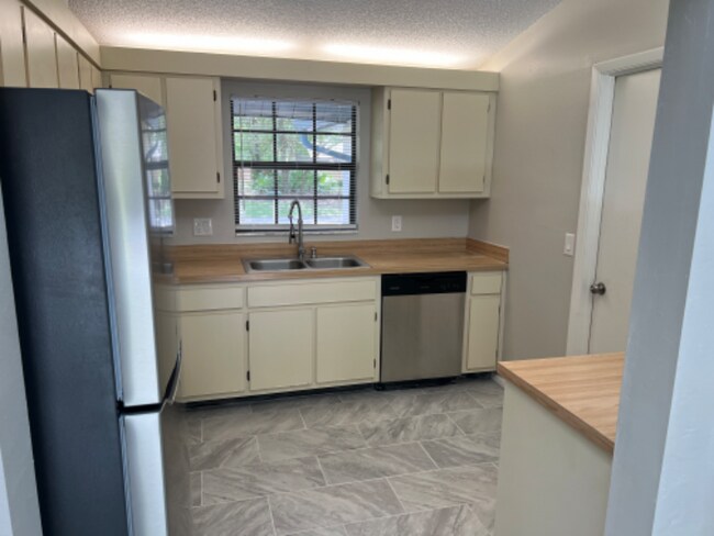 Building Photo - 1237 Silver Palm Dr