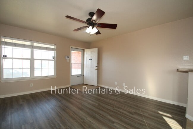 Building Photo - 901 Yi Dr