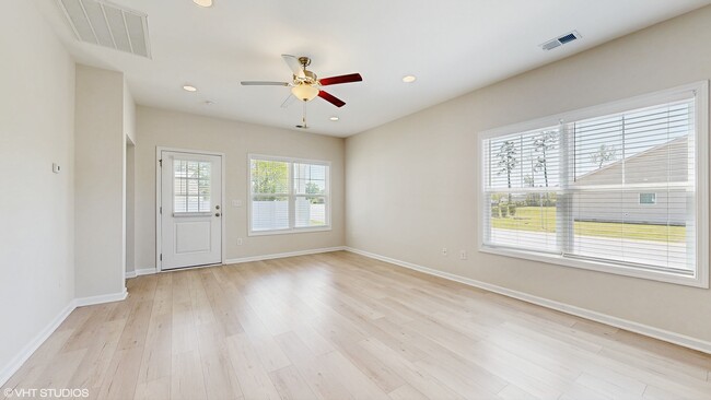 Building Photo - 200 Red Maple Lp