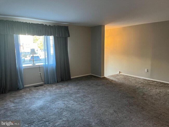 Building Photo - 4417 Crossland Rd