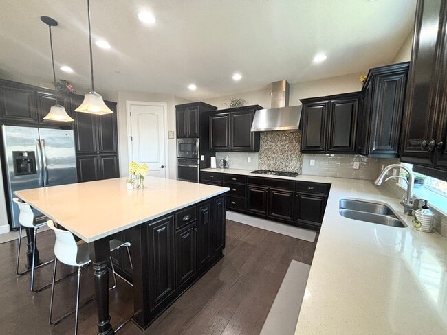 Building Photo - Beautiful 5 Bedroom with Den/Office and La...