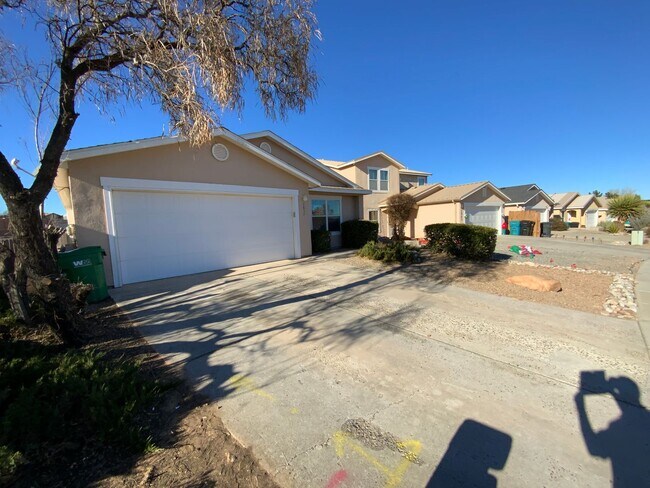 Foto del edificio - 3 Bedroom Single Story Home Near Northern Blvd NE & Loma Colorado Blvd NE!