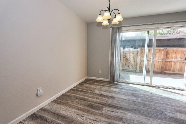 Building Photo - 8837 La Riviera Dr