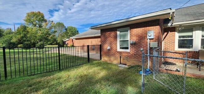 Building Photo - Large 2 Bedroom Rambler with 2 Primary Sui...