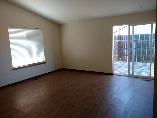 Foto del edificio - 3 Bedroom 2 Bath with 2 car garage